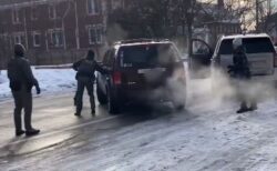 米移民関税執行局の職員が女性を射殺、高まる怒りの声【動画】