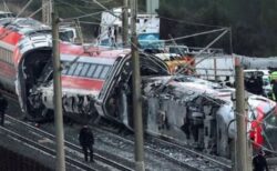 スペインで高速列車が脱線し、他の車両と衝突、少なくとも40人が死亡