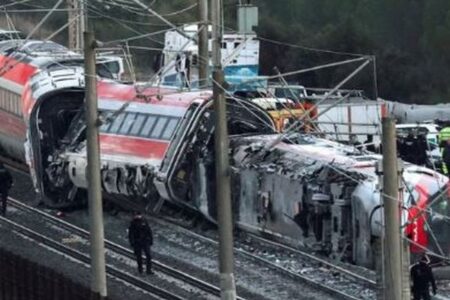 スペインで高速列車が脱線し、他の車両と衝突、少なくとも40人が死亡