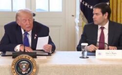 トランプ氏が私的なメモを大声で読み上げ、隣のルビオ氏が凍り付く【動画】