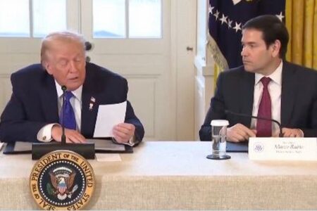 トランプ氏が私的なメモを大声で読み上げ、隣のルビオ氏が凍り付く【動画】