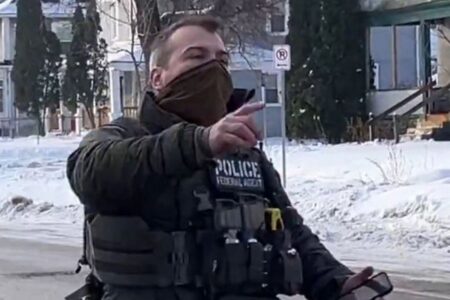 ミネアポリスで女性を射殺したICE職員、身元が判明