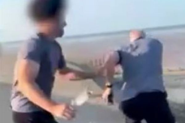 10代の3人が、「小児性愛者」の男性に石を投げつけて殺す【動画】