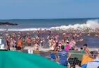アルゼンチンで「メテオ津波」が発生、1人が波にのまれて死亡