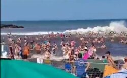 アルゼンチンで「メテオ津波」が発生、1人が波にのまれて死亡