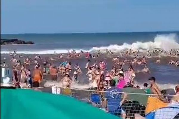 アルゼンチンで「メテオ津波」が発生、1人が波にのまれて死亡