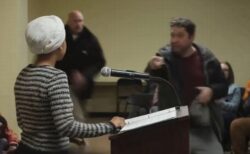 ミネソタ州選出のイルハン・オマル下院議員、集会の場で液体を浴びせられる