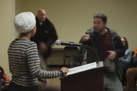 ミネソタ州選出のイルハン・オマル下院議員、集会の場で液体を浴びせられる