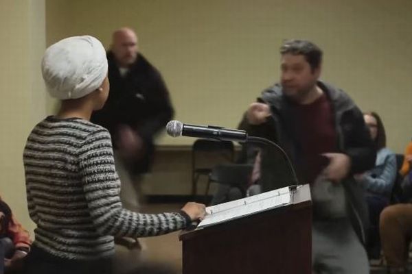 ミネソタ州選出のイルハン・オマル下院議員、集会の場で液体を浴びせられる