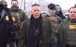 税関・国境取締局の指揮官、ナチス親衛隊のような服装をして現れる