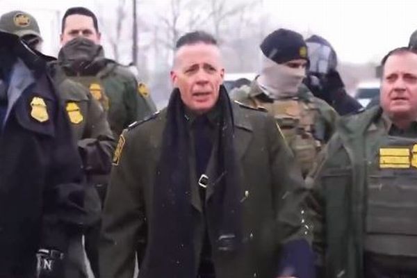 税関・国境取締局の指揮官、ナチス親衛隊のような服装をして現れる