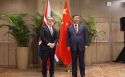 中国を訪問した英首相、習主席に意外なものをプレゼント