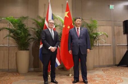 中国を訪問した英首相、習主席に意外なものをプレゼント