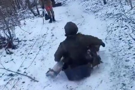 ウクライナで戦っている北朝鮮の兵士、橇で滑り、地雷に吹き飛ばされる【動画】