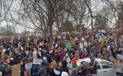 全米各地で反ICEデモ、国土安全保障省はさらに数百人の捜査官を派遣