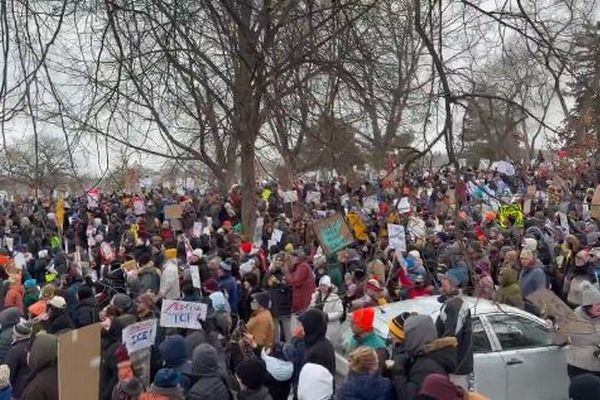 全米各地で反ICEデモ、国土安全保障省はさらに数百人の捜査官を派遣