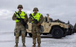 ミネソタ州の知事が州兵を動員、政府は1500人の空挺部隊の派遣を準備