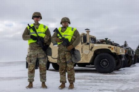 ミネソタ州の知事が州兵を動員、政府は1500人の空挺部隊の派遣を準備