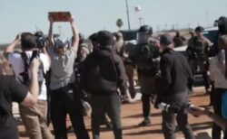 5歳の少年をICEが拘束したことへの抗議デモ、テキサス州の拘留施設前で衝突