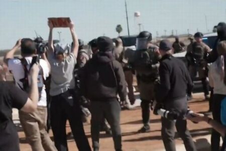 5歳の少年をICEが拘束したことへの抗議デモ、テキサス州の拘留施設前で衝突