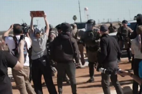 5歳の少年をICEが拘束したことへの抗議デモ、テキサス州の拘留施設前で衝突