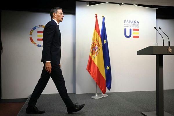 スペイン政府、国内にいる50万人の移民を合法化する計画を発表