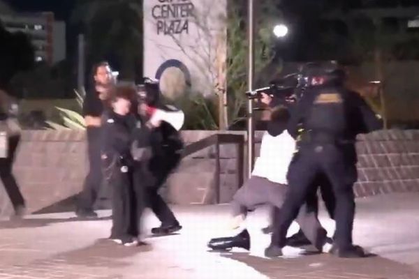 ICEの職員が抗議デモの参加者に発砲、男性が片目を失明