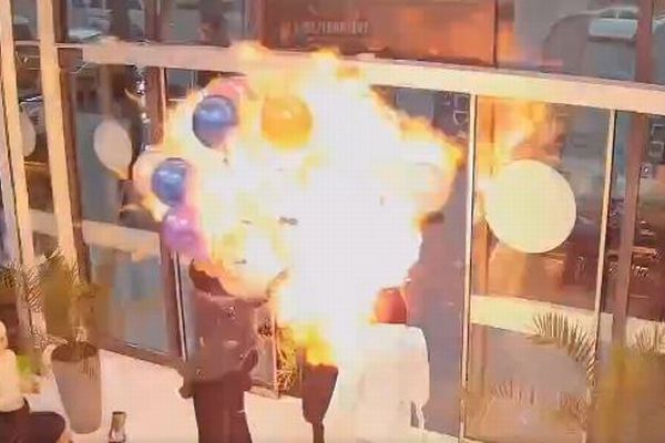 誕生日ケーキの花火に触れて風船が爆発、女性の目の前で炎が上がる【動画】