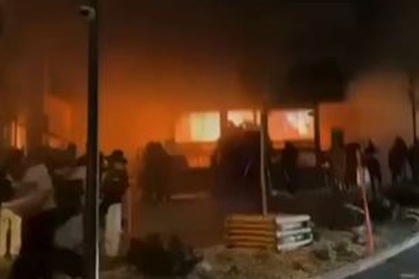 スイスのバーで新年の夜に爆発、火災により数十人が死亡か