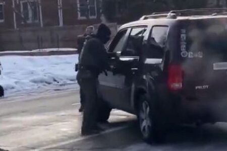 【ミネアポリス射殺事件】NYTが映像を詳細に分析、ICEの職員が車に轢かれた形跡は見当たらず