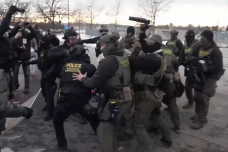 米控訴裁判所、デモ参加者に対するICEの武力行使の制限を一時解除