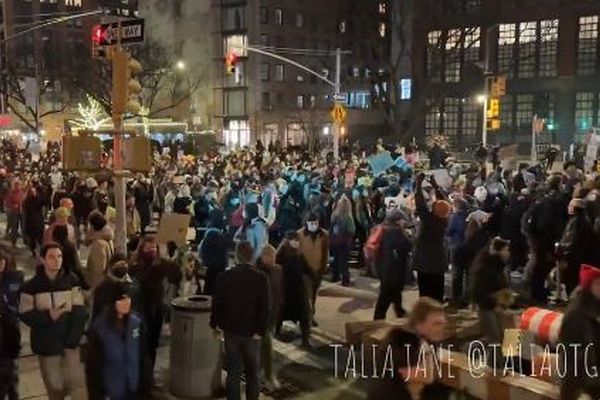 ミネソタ州での移民関税執行局による女性の殺害、全米各地で抗議デモ