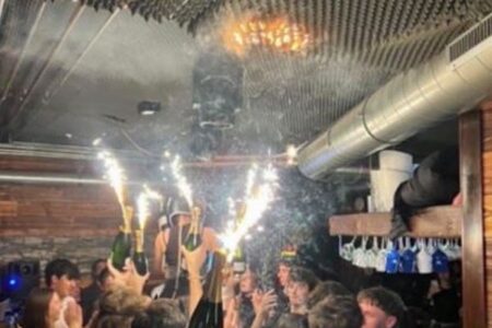 スイスのバーで発生した火災、花火により天井に燃え広がった可能性