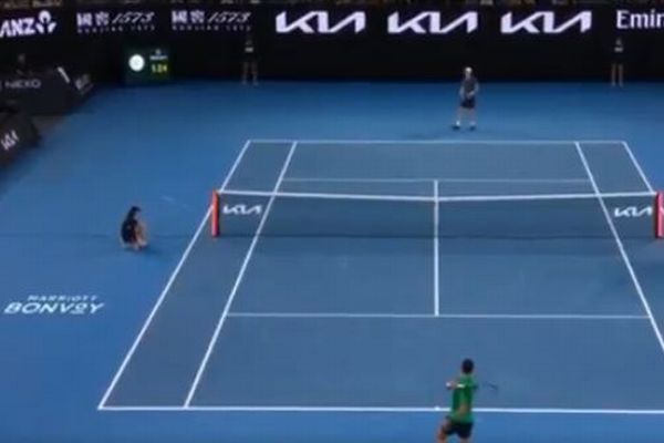 【全豪オープン】ジョコビッチ選手が危険行為、ボールガールのそばに球を打ち込む【動画】