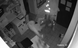 英の不器用な泥棒、天井から逃げようとするも4回も落下【動画】