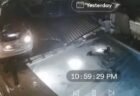 車が庭の壁を突き破り、運転手の女性がプールに投げ出される【動画】