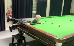 2歳の少年がスヌーカーで2つのトリックショットを成功、ギネス世界記録に登録