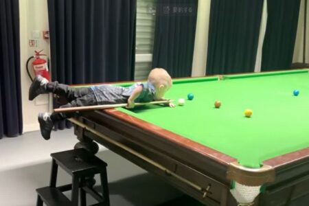 2歳の少年がスヌーカーで2つのトリックショットを成功、ギネス世界記録に登録