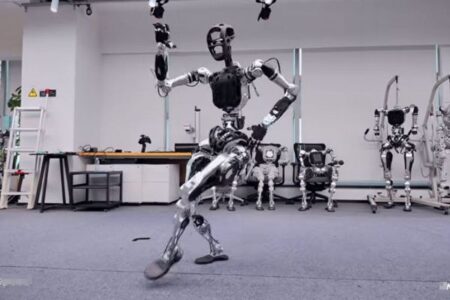 中国製のロボット、複雑な動きのダンスを披露【動画】