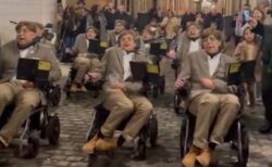 病気への理解を訴え、ホーキング博士に扮した人々がコンテストに参加