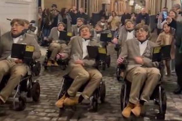 病気への理解を訴え、ホーキング博士に扮した人々がコンテストに参加