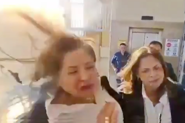 ホンジュラス女性議員の頭に自家製手榴弾が命中、恐ろしい瞬間が撮影される