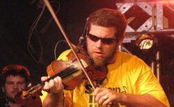 グーグルの「AIによる概要」で性犯罪者にされてしまった有名ミュージシャン、訴訟を検討