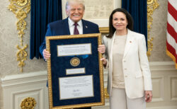 ベネズエラのマチャド氏、ノーベル平和賞のメダルをトランプ大統領にプレゼント