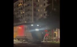 Uber Eatsの配達ロボットが、踏切で列車に轢き潰される