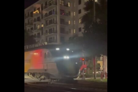 Uber Eatsの配達ロボットが、踏切で列車に轢き潰される