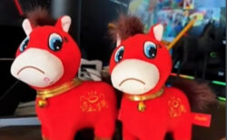 縫い間違いで泣き顔になってしまった中国旧正月の馬人形、逆にバカ売れ