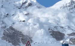 ロシアのスキーリゾートが雪崩に呑み込まれるも、人々がギリギリまで逃げず【映像】