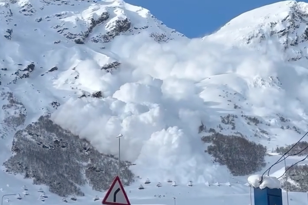 ロシアのスキーリゾートが雪崩に呑み込まれるも、人々がギリギリまで逃げず【映像】