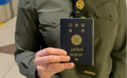 日本のパスポートも登場！ 国境警備隊が紹介する世界各国のパスポートの“隠れた姿”
